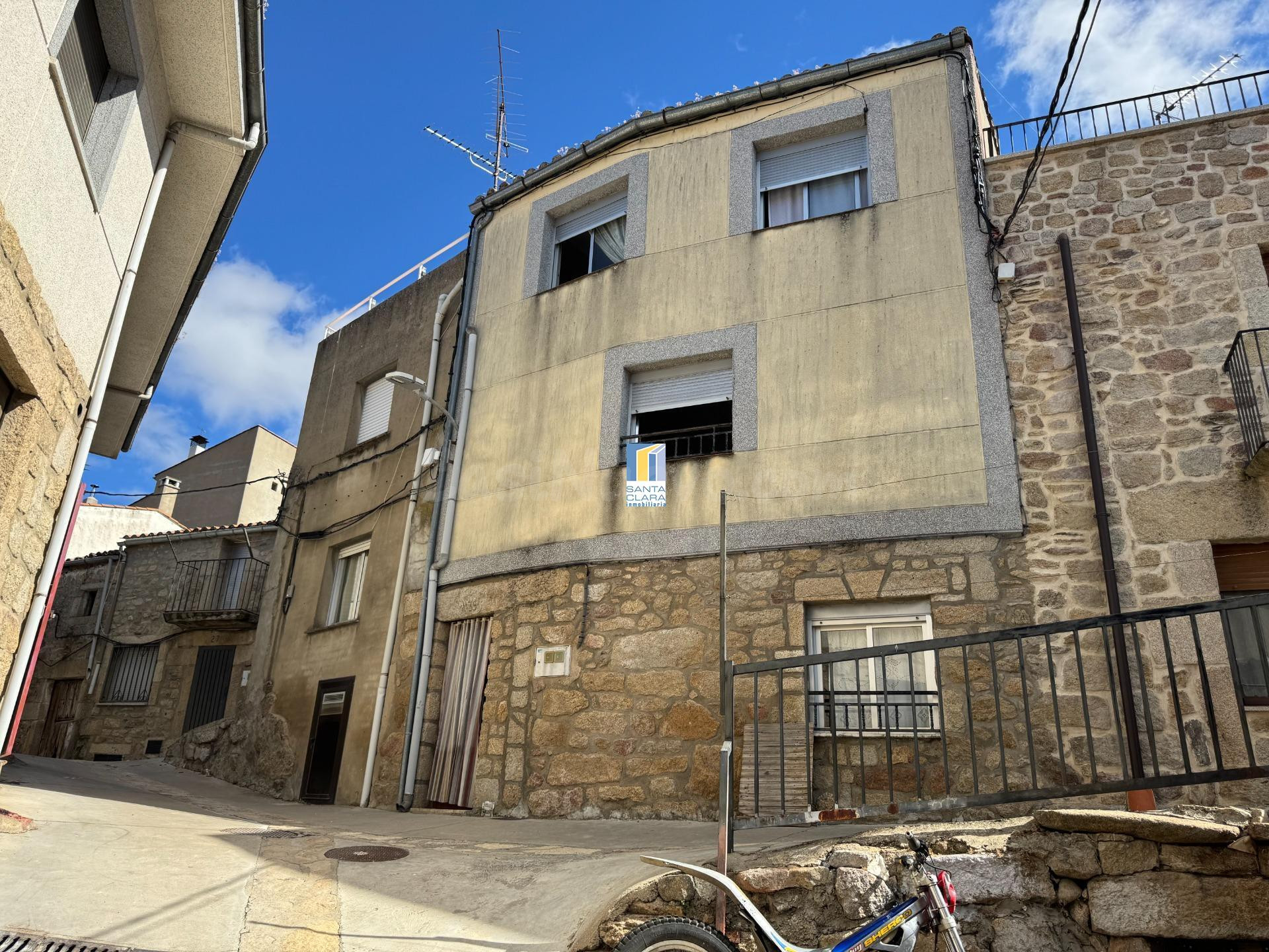 CASA EN VENTA CON 4 DORMITORIOS, PATIO Y BODEGA EN FERMOSELL