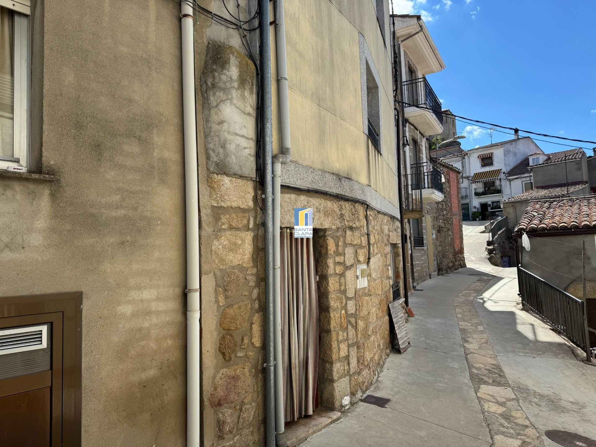 CASA EN VENTA CON 4 DORMITORIOS, PATIO Y BODEGA EN FERMOSELL - foto 2