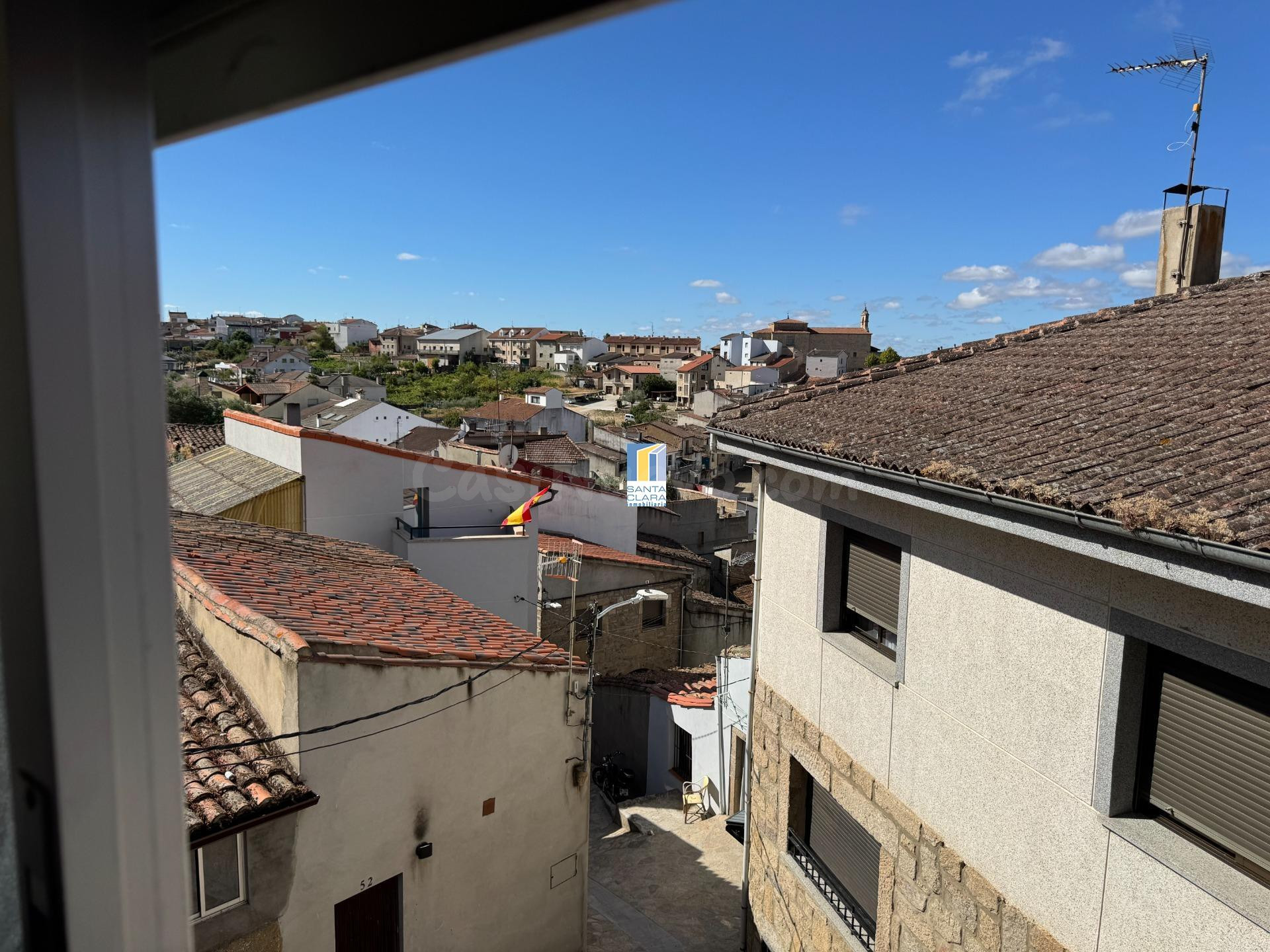 CASA EN VENTA CON 4 DORMITORIOS, PATIO Y BODEGA EN FERMOSELL - foto 3