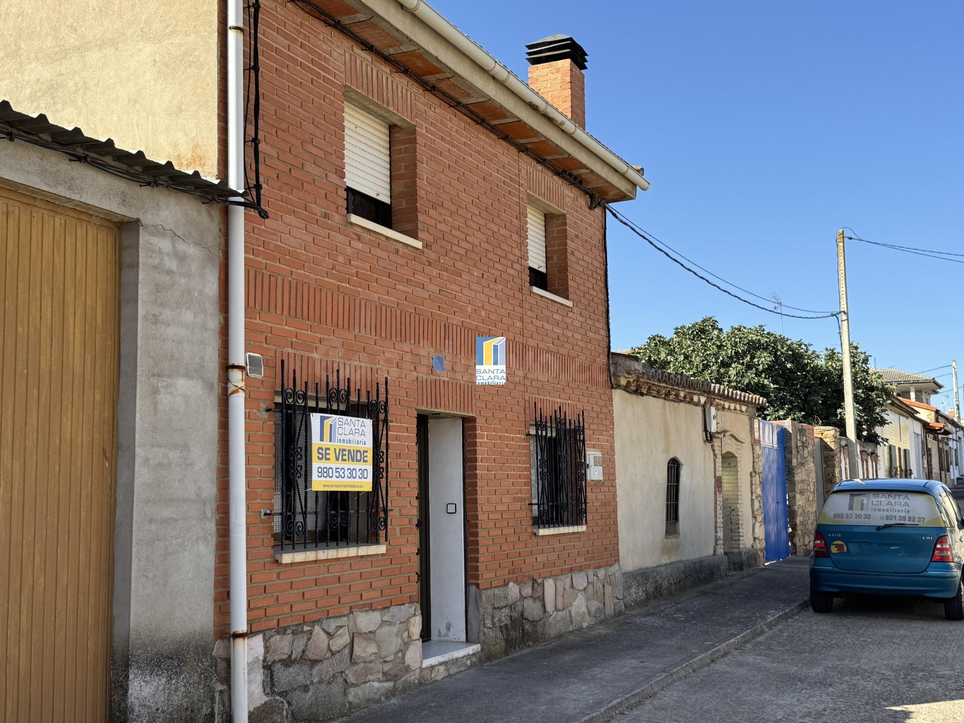 CASA EN VENTA CON 3 DORMITORIOS Y PATIO EN MONTAMARTA (ZAMOR