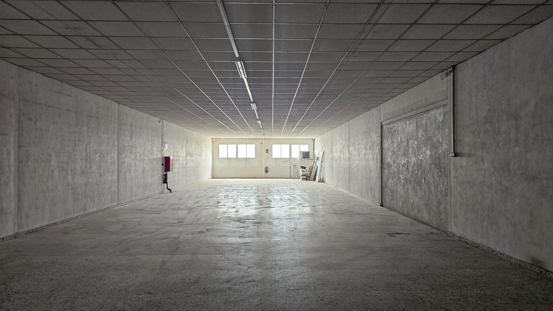 MAGNIFICA NAVE COMERCIAL EN POLIGONO CARRUS