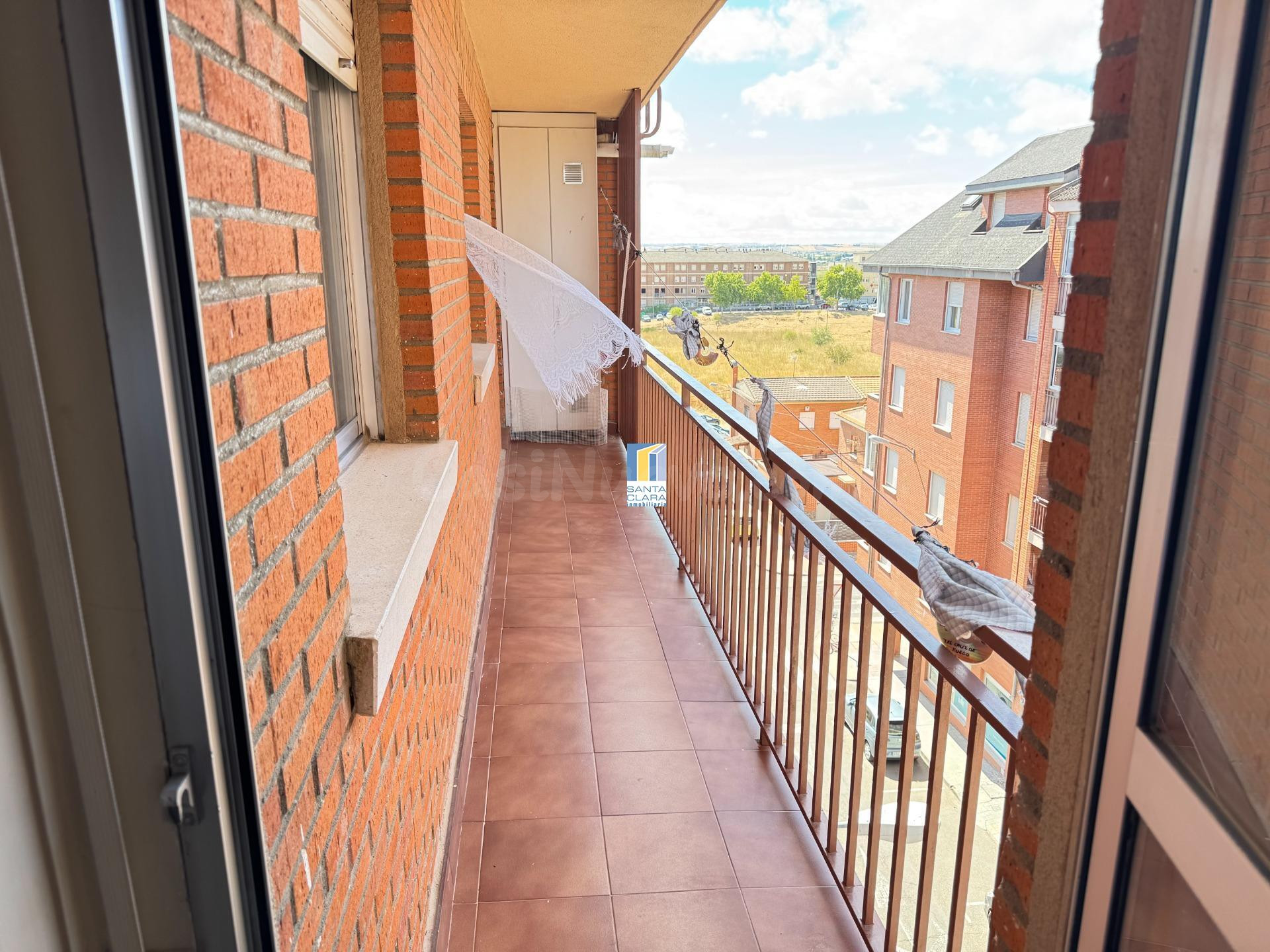 PISO EN VENTA CON 3 DORMITORIOS, PLAZA DE GARAJE Y TRASTERO  - foto 3