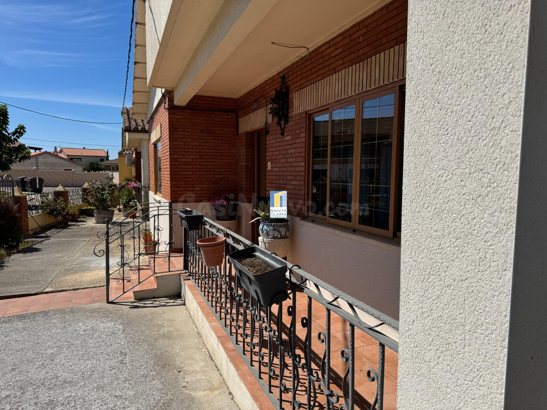 CHALET EN VENTA CON 3 DORMITORIOS, GARAJE, PATIO Y MERENDERO