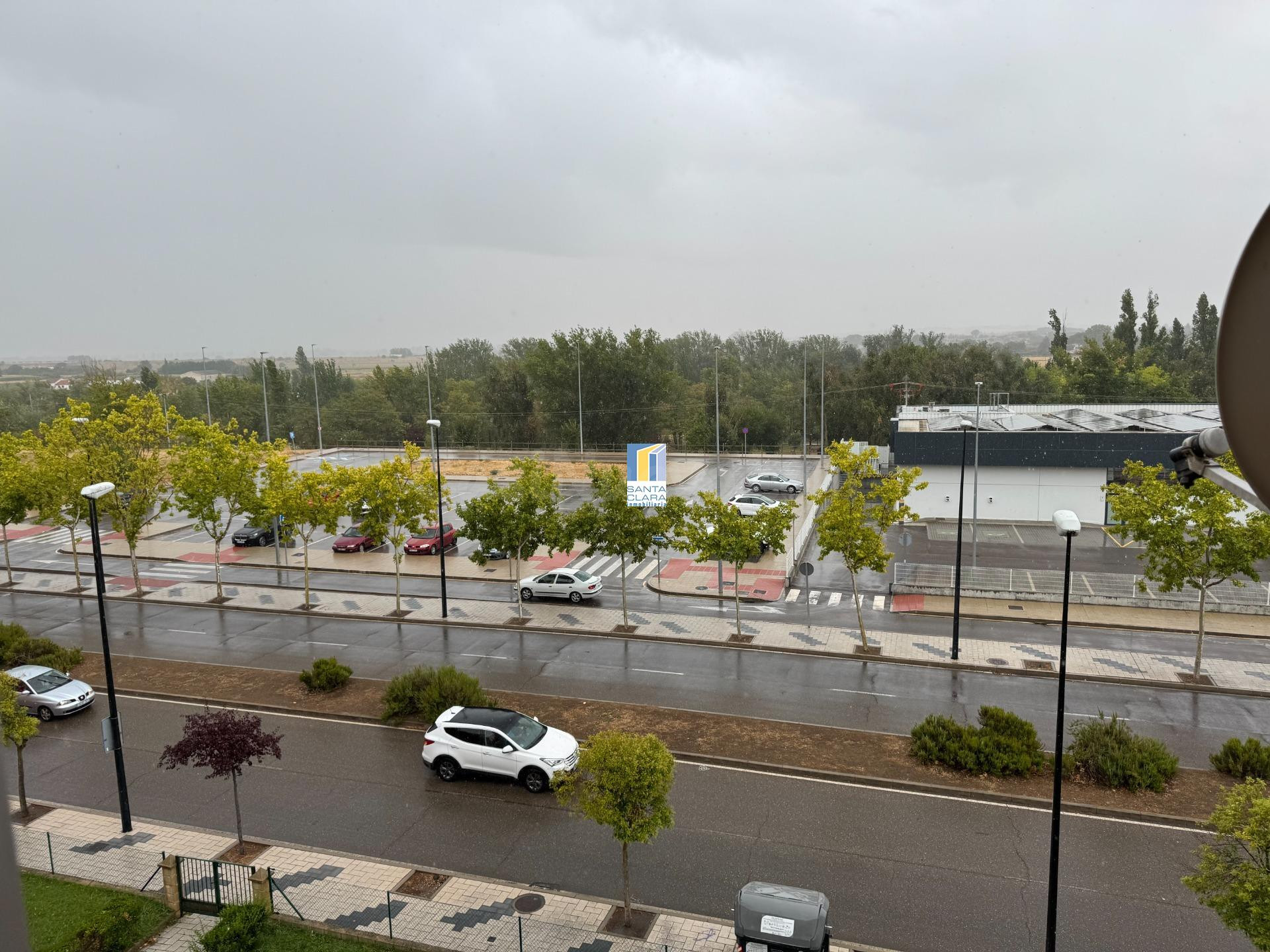 PISO EN VENTA DE 3 DORMITORIOS Y DOS TERRAZAS EN ZONA LA CAN - foto 2