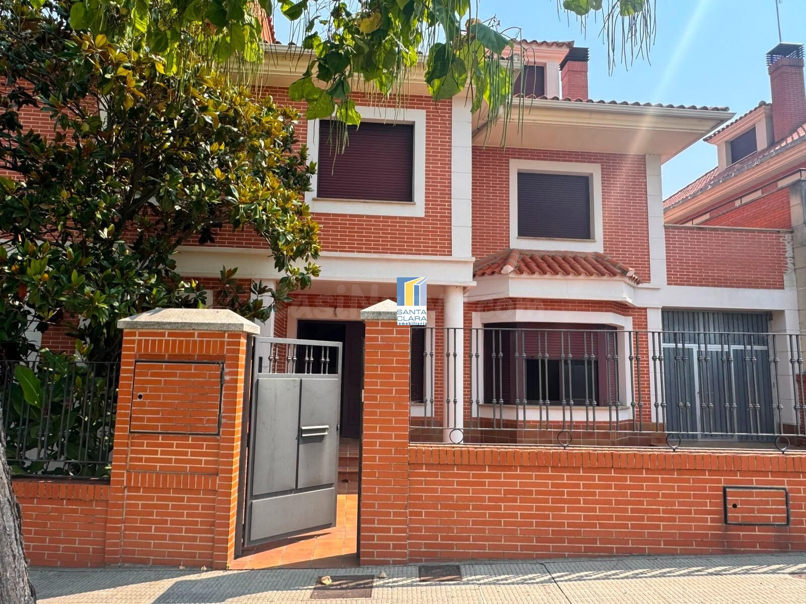 CHALET PAREADO EN VENTA CON 4 DORMITORIOS, GARAJE, JARDÍN Y 