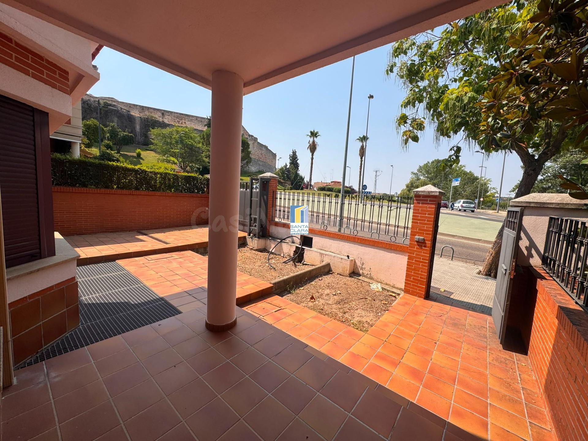 CHALET PAREADO EN VENTA CON 4 DORMITORIOS, GARAJE, JARDÍN Y  - foto 2