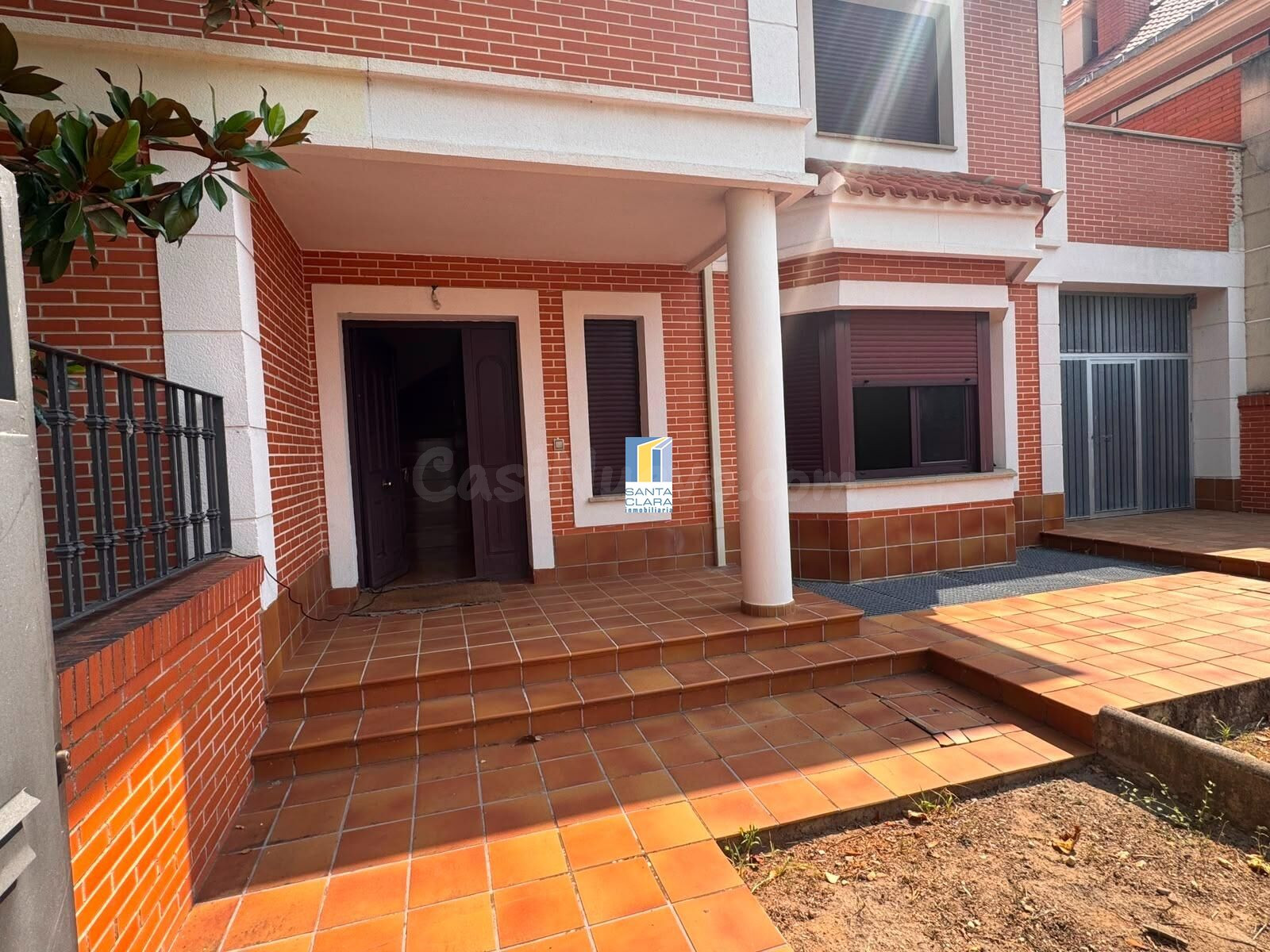 CHALET PAREADO EN VENTA CON 4 DORMITORIOS, GARAJE, JARDÍN Y  - foto 3