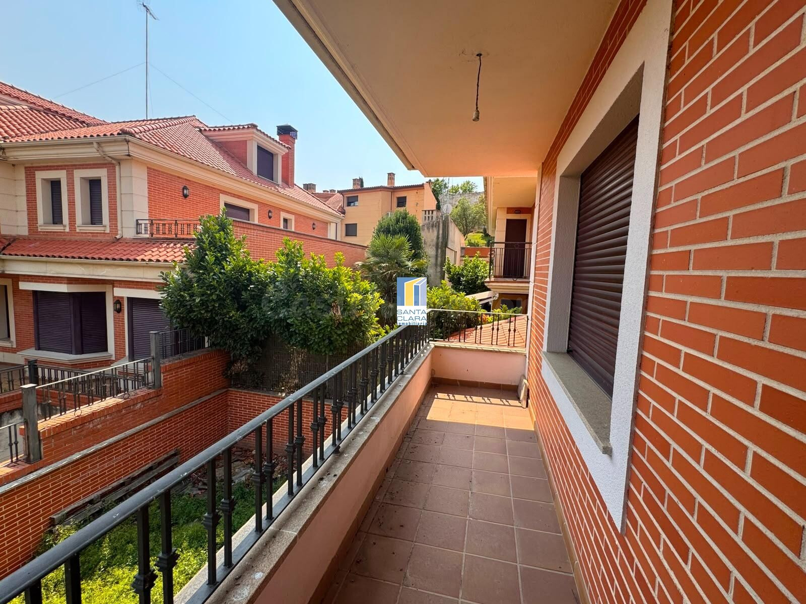 CHALET PAREADO EN VENTA CON 4 DORMITORIOS, GARAJE, JARDÍN Y  - foto 4