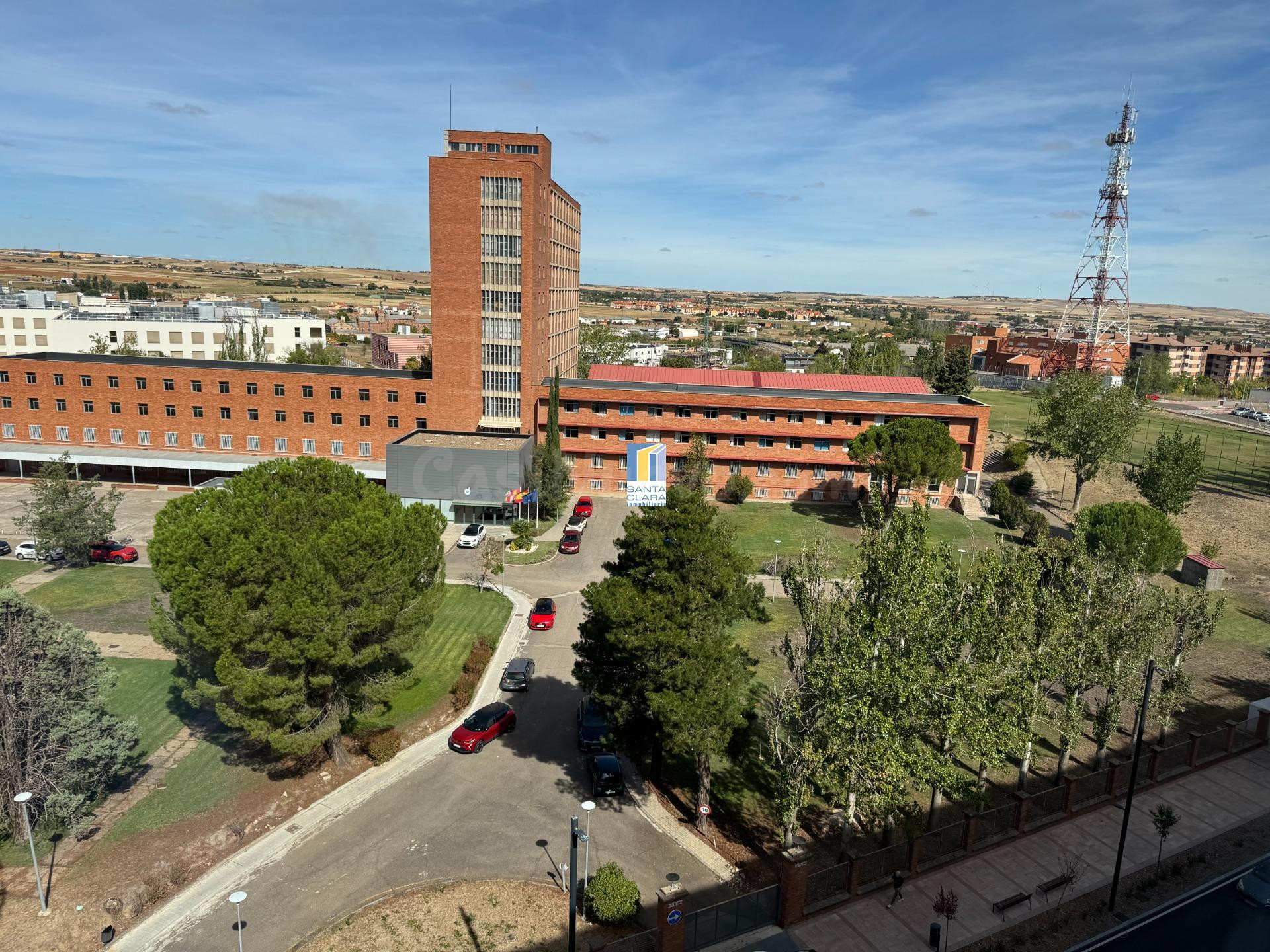 PISO EN VENTA DE 4 DORMITORIOS Y 2 BAÑOS EN ZONA LOS BLOQUES - foto 2