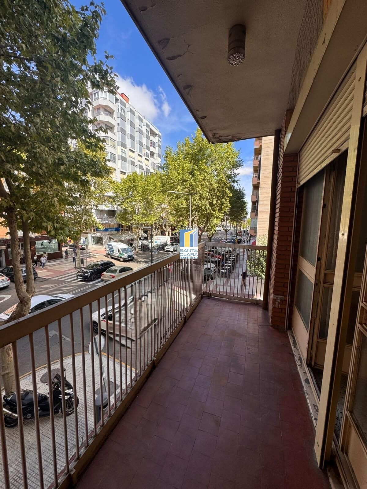 PISO EN VENTA DE 4 DORMITORIOS Y 2 BAÑOS EN ZONA TRES CRUCES - foto 2