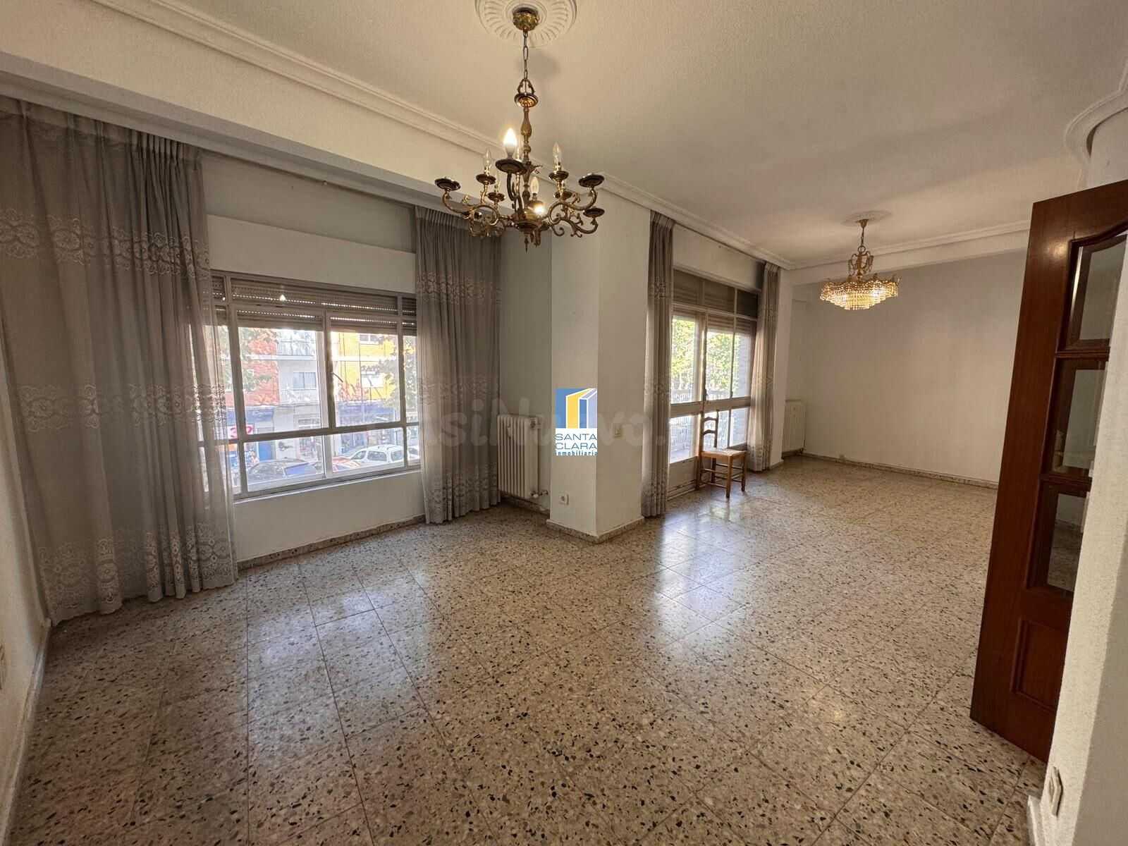 PISO EN VENTA DE 4 DORMITORIOS Y 2 BAÑOS EN ZONA TRES CRUCES - foto 3