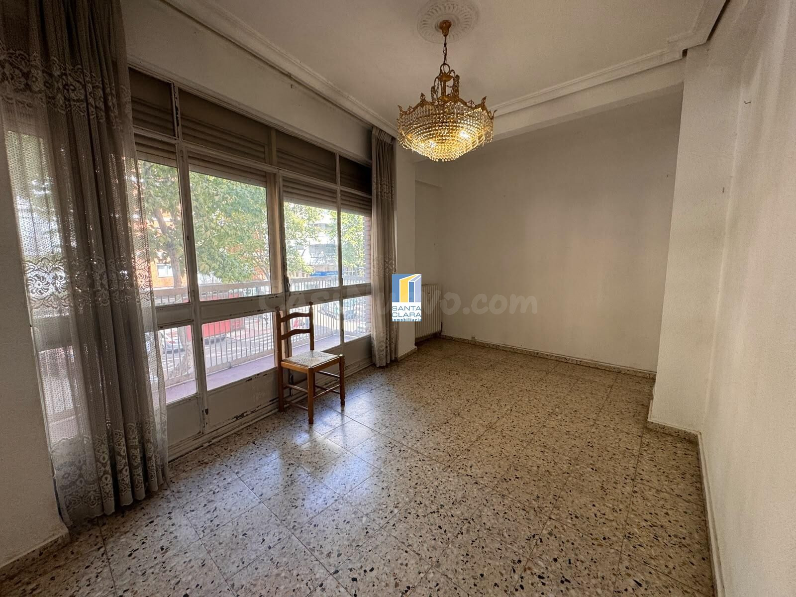 PISO EN VENTA DE 4 DORMITORIOS Y 2 BAÑOS EN ZONA TRES CRUCES - foto 4