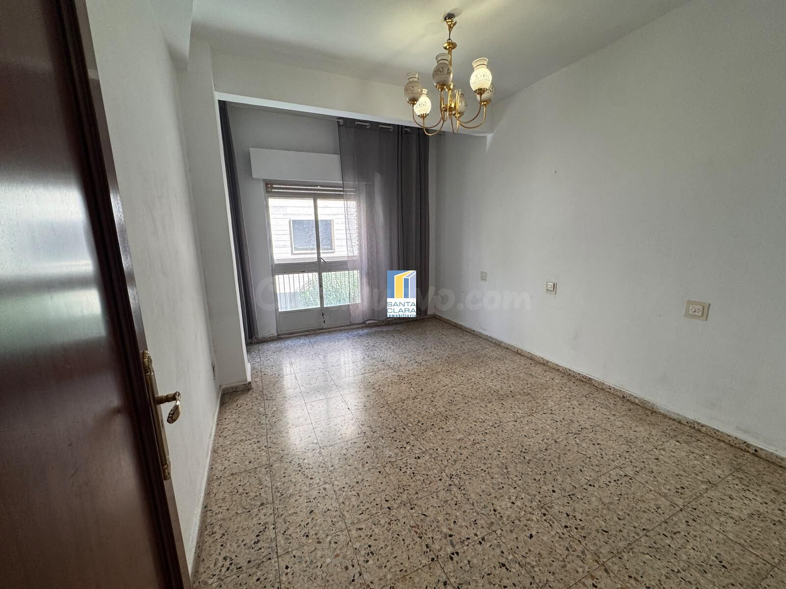 PISO EN VENTA DE 4 DORMITORIOS Y 2 BAÑOS EN ZONA TRES CRUCES - foto 5