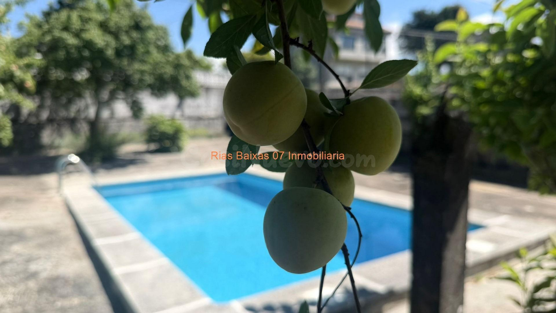 REF 4270 DOS CASAS CON TERRENO CERRADO Y PISCINA TAMEIGA ( M
