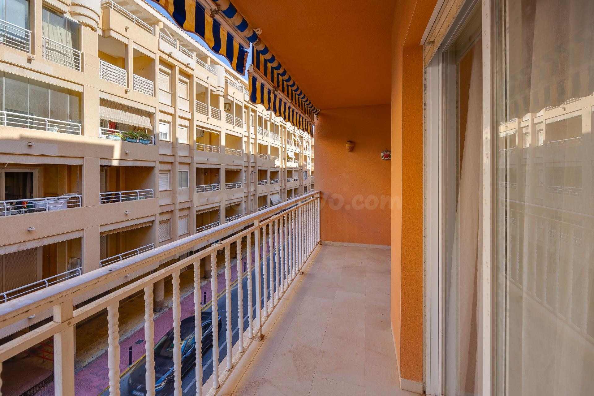 SE VENDE BONITO APARTAMENTO A TAN SOLO 30M. DEL MAR Y EN EL 