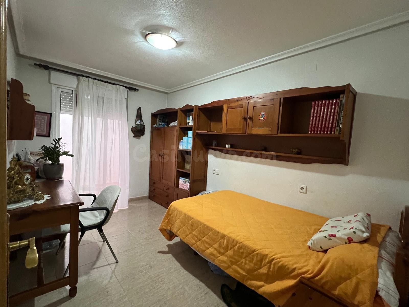 Moderno Piso en Elche con Terraza y Vistas a Huertos de Palm - foto 4