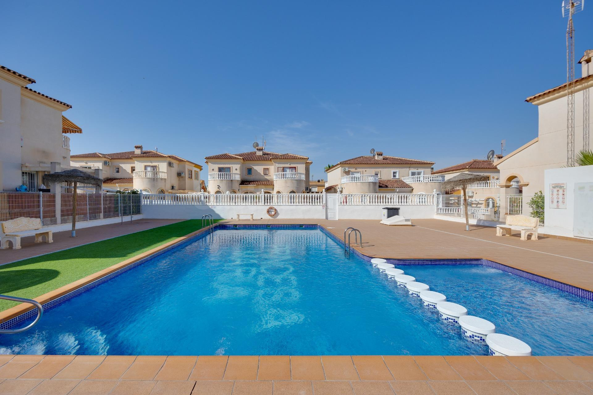 Chalet 2 dormitorios y piscina comunitaria en Aguas Nuevas,  - foto 3