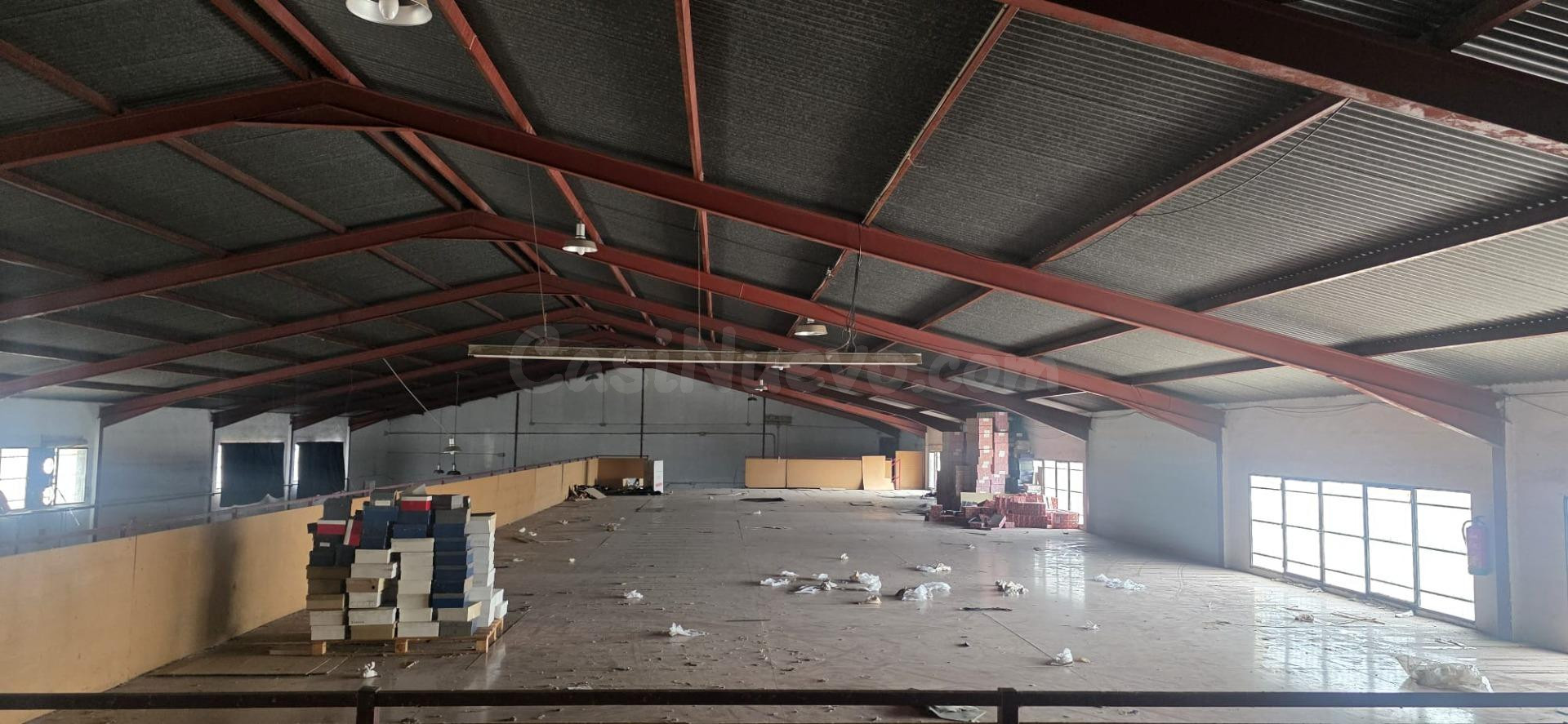 Nave industrial 1105m² en alquiler - Sector V-El Canal - foto 3