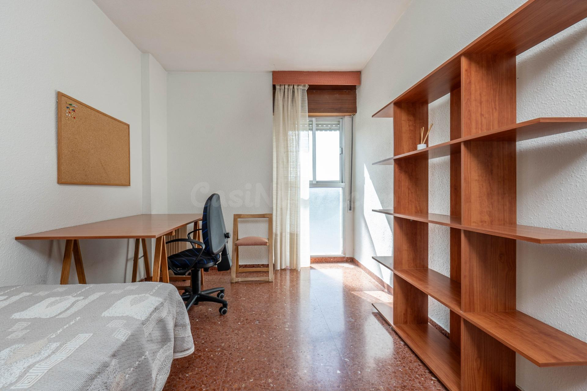 Alquiler de habitación individual en piso compartido - foto 2