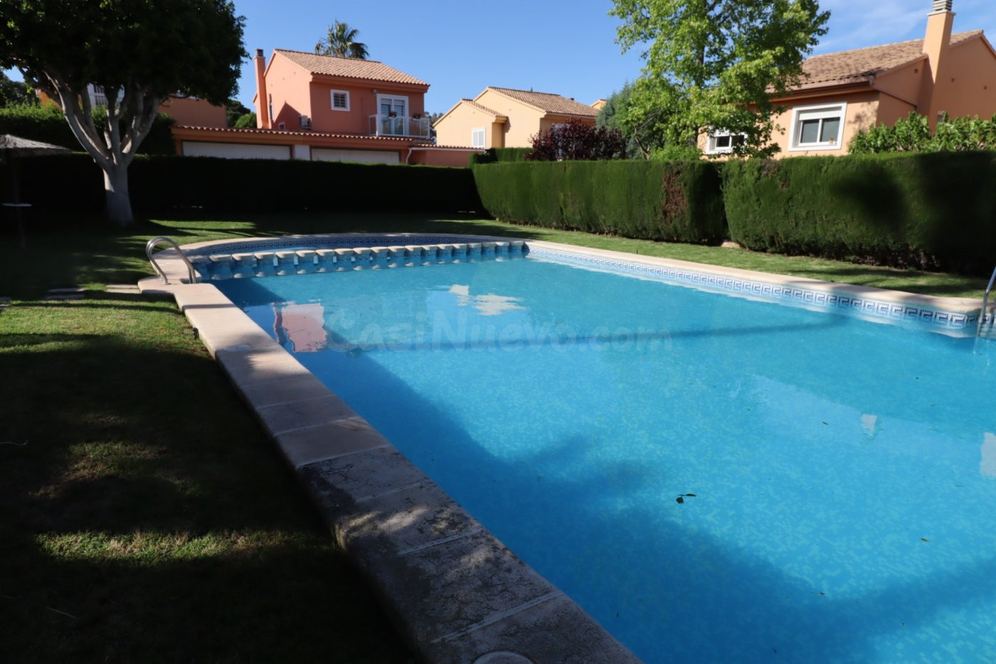 Fantástico chalet independiente en residencial con piscina c