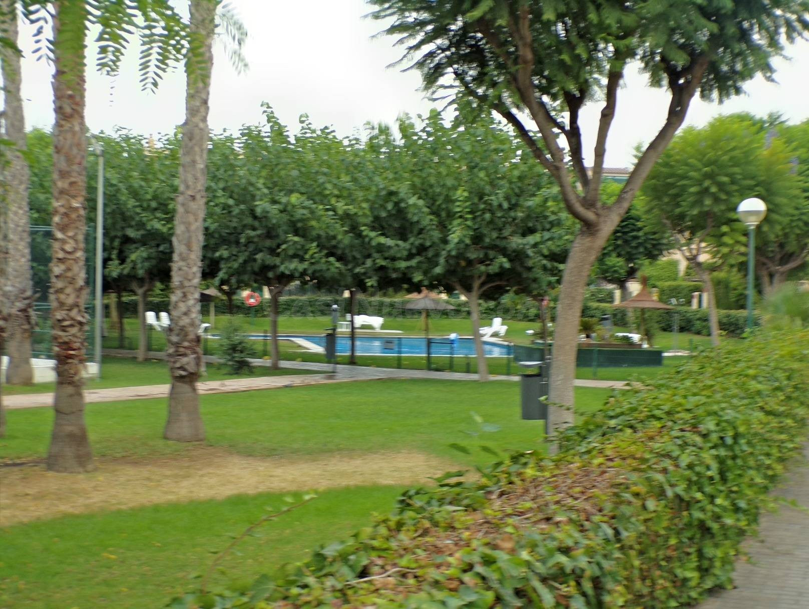 ADOSADO JUNTO AL CAMPO DE GOLF