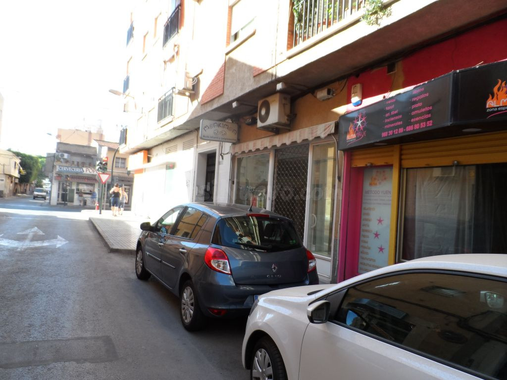 SE VENDE BAJO COMERCIAL PUENTE TOCINOS - foto 3