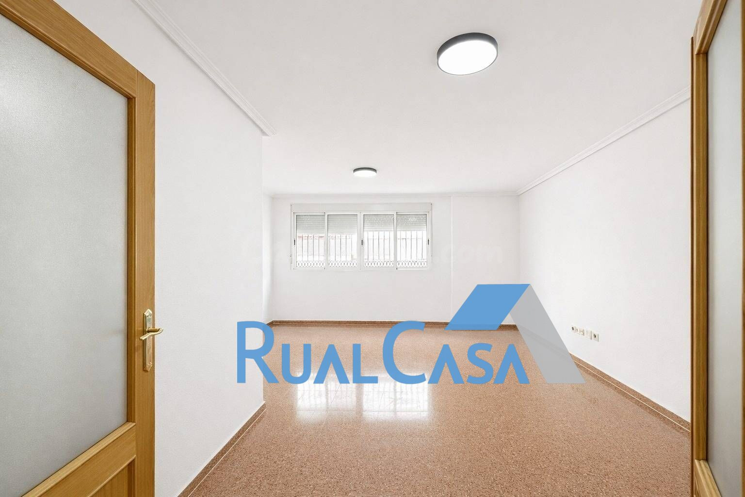 Piso bajo en pleno centro con 2 patios y garaje ✨