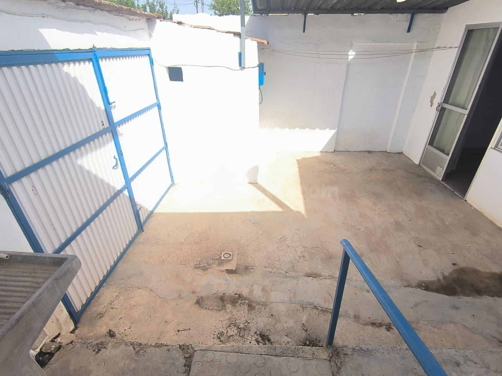 SE VENDE CASA CON PATIO EN LLANO DE BRUJAS