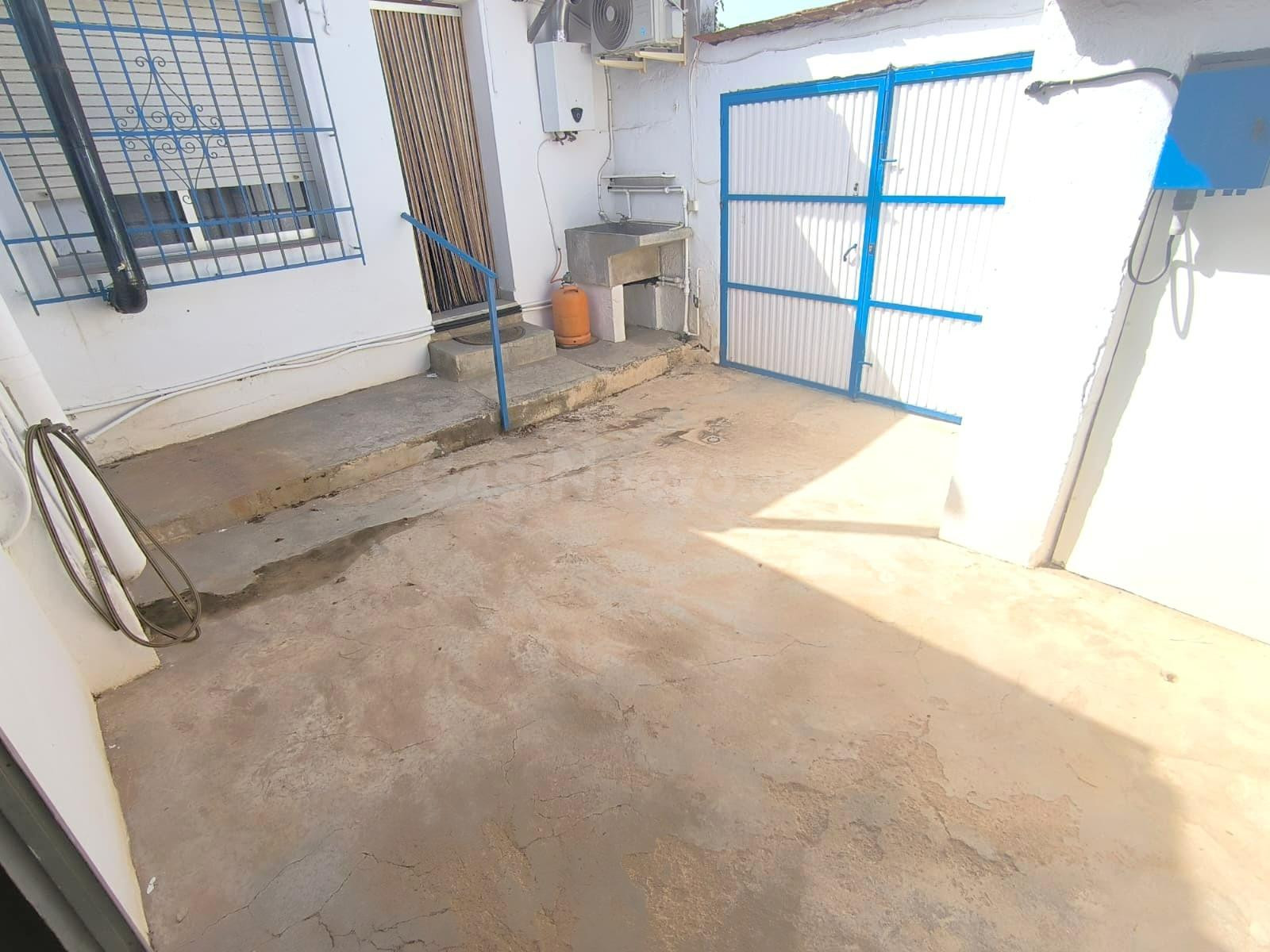 SE VENDE CASA CON PATIO EN LLANO DE BRUJAS - foto 2