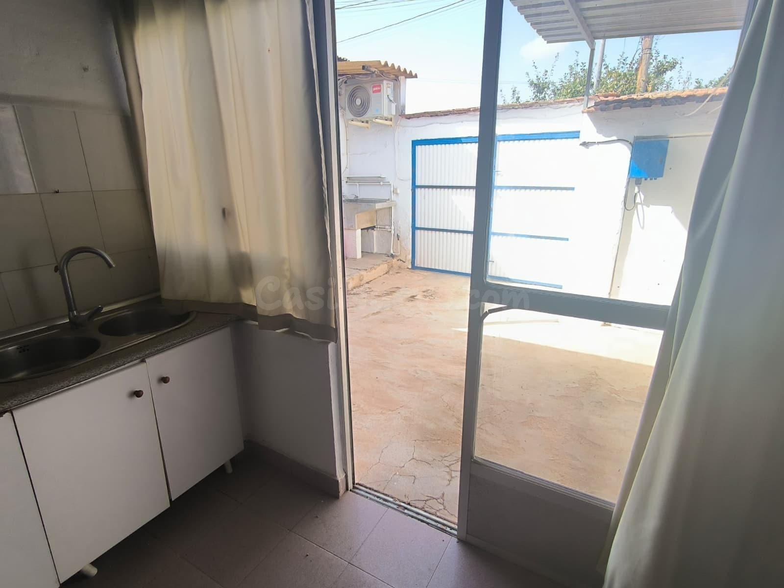 SE VENDE CASA CON PATIO EN LLANO DE BRUJAS - foto 4