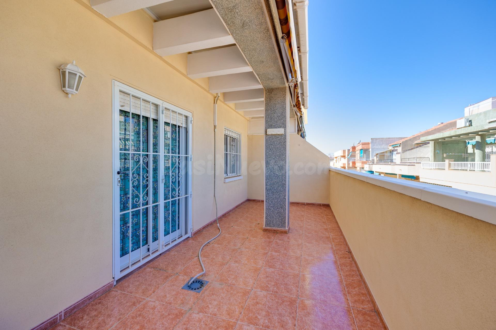 Ático de 3 dormitorios y 2 baños en playa de Los Locos - foto 2