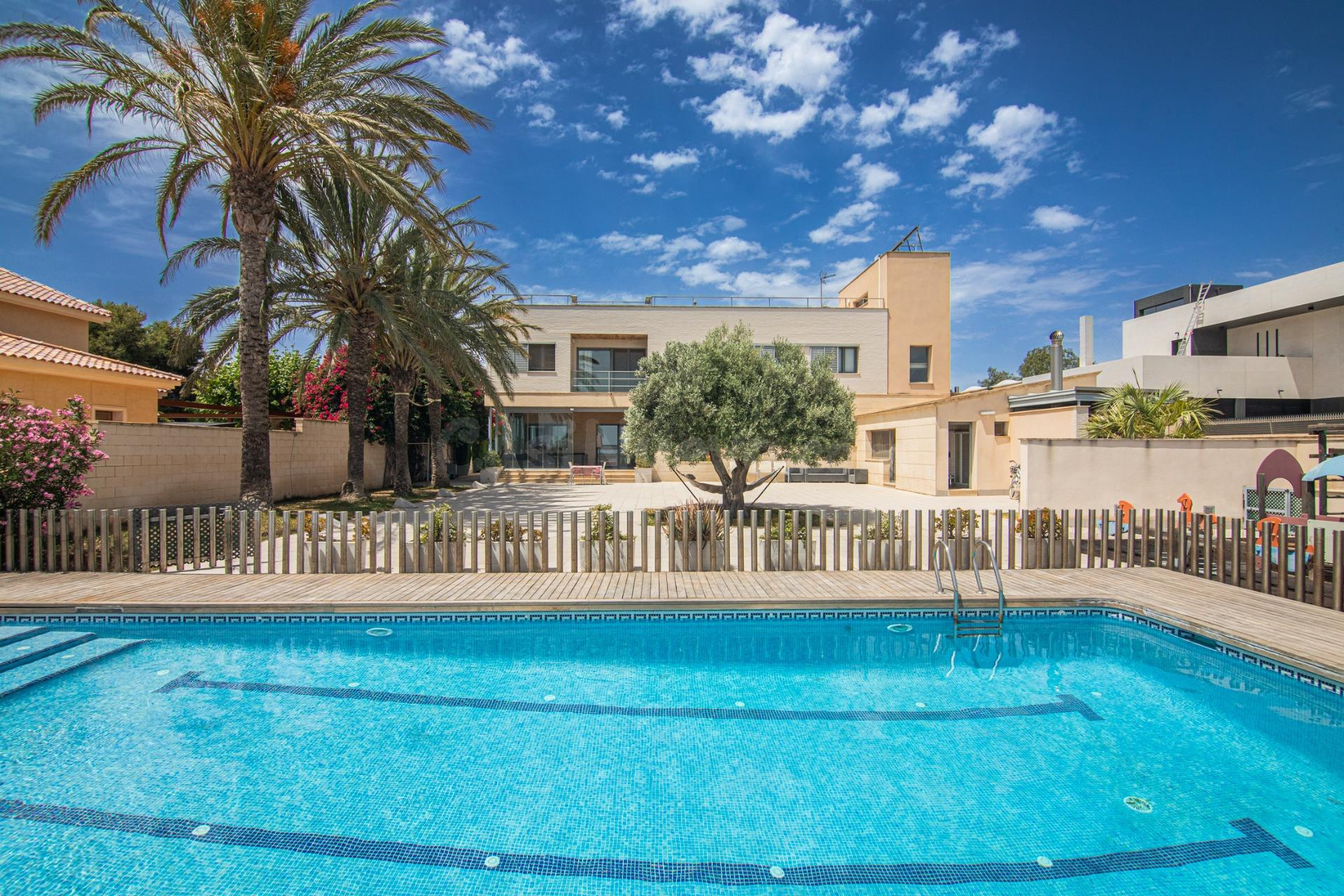 MARAVILLOSA VILLA DE LUJO EN LA URBANIZACION DE NEW VALVERDE