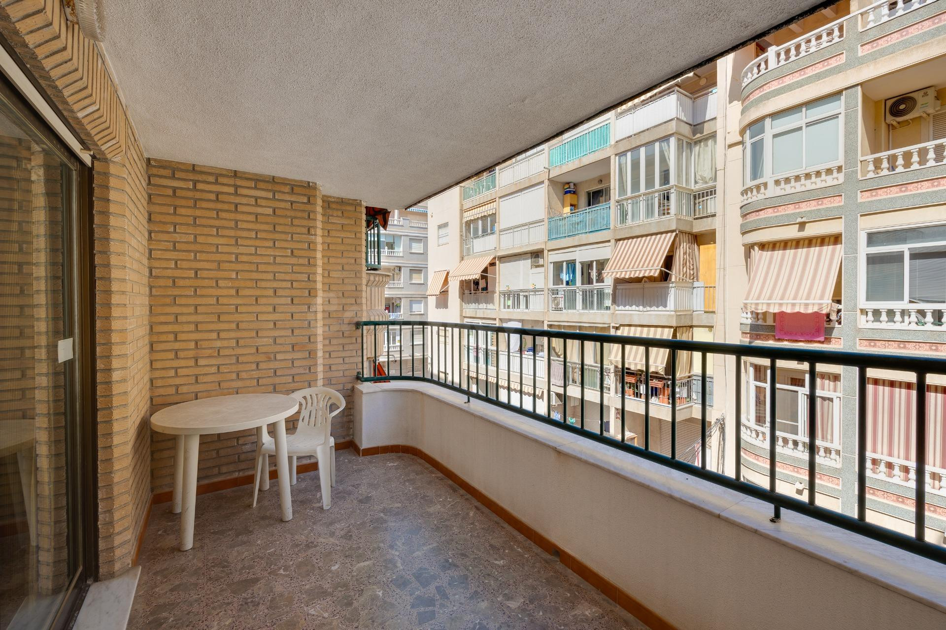 SE VENDE BONITO, AMPLIO Y LUMINOSO APARTAMENTO EN AVD. DE LA - foto 2