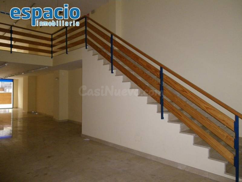SE ALQUILA LOCAL EN EL CENTRO DE PONFERRADA. - foto 2