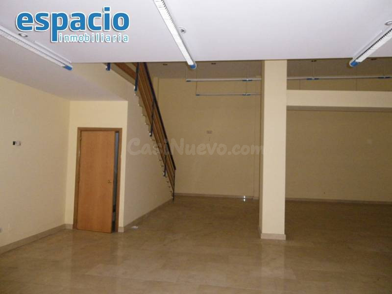 SE ALQUILA LOCAL EN EL CENTRO DE PONFERRADA. - foto 3
