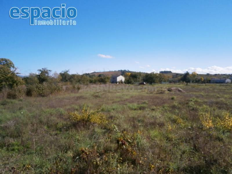 SE VENDE FINCA EN CACABELOS