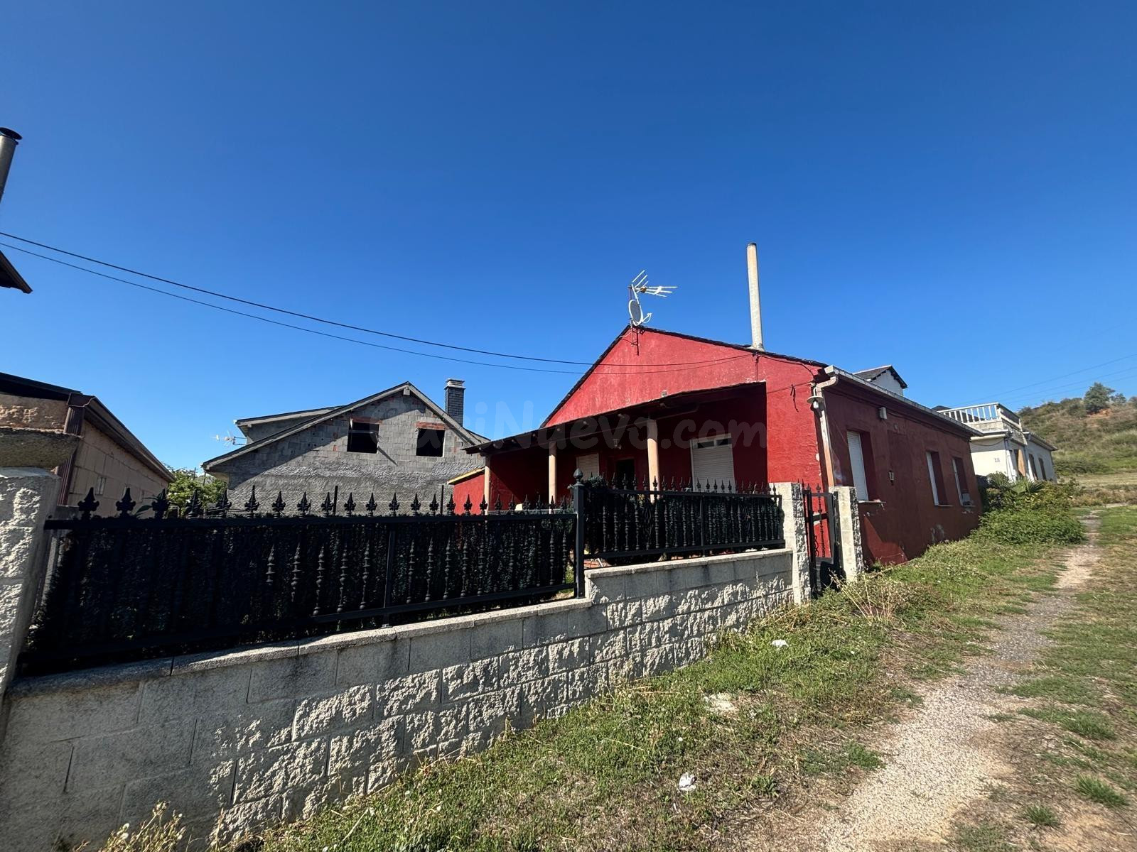 A la venta casa con jardín en Cubillos del Sil - foto 2