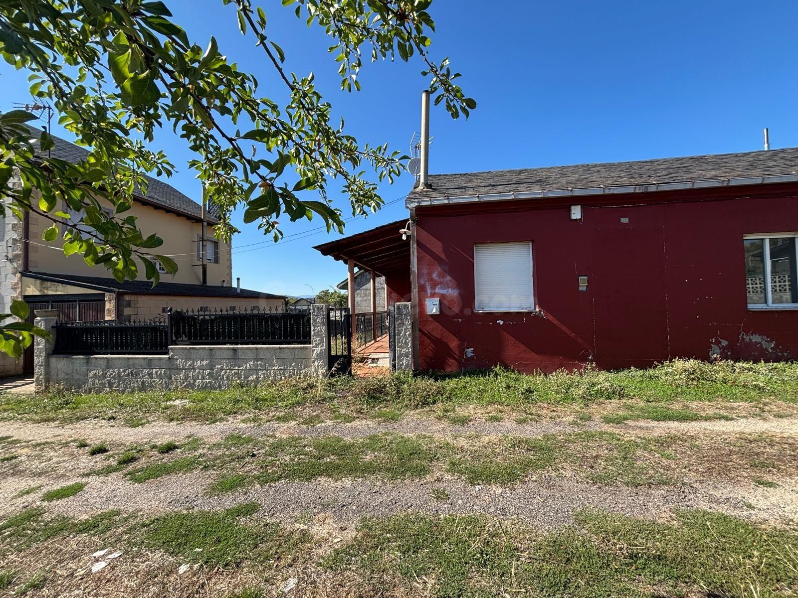 A la venta casa con jardín en Cubillos del Sil - foto 3