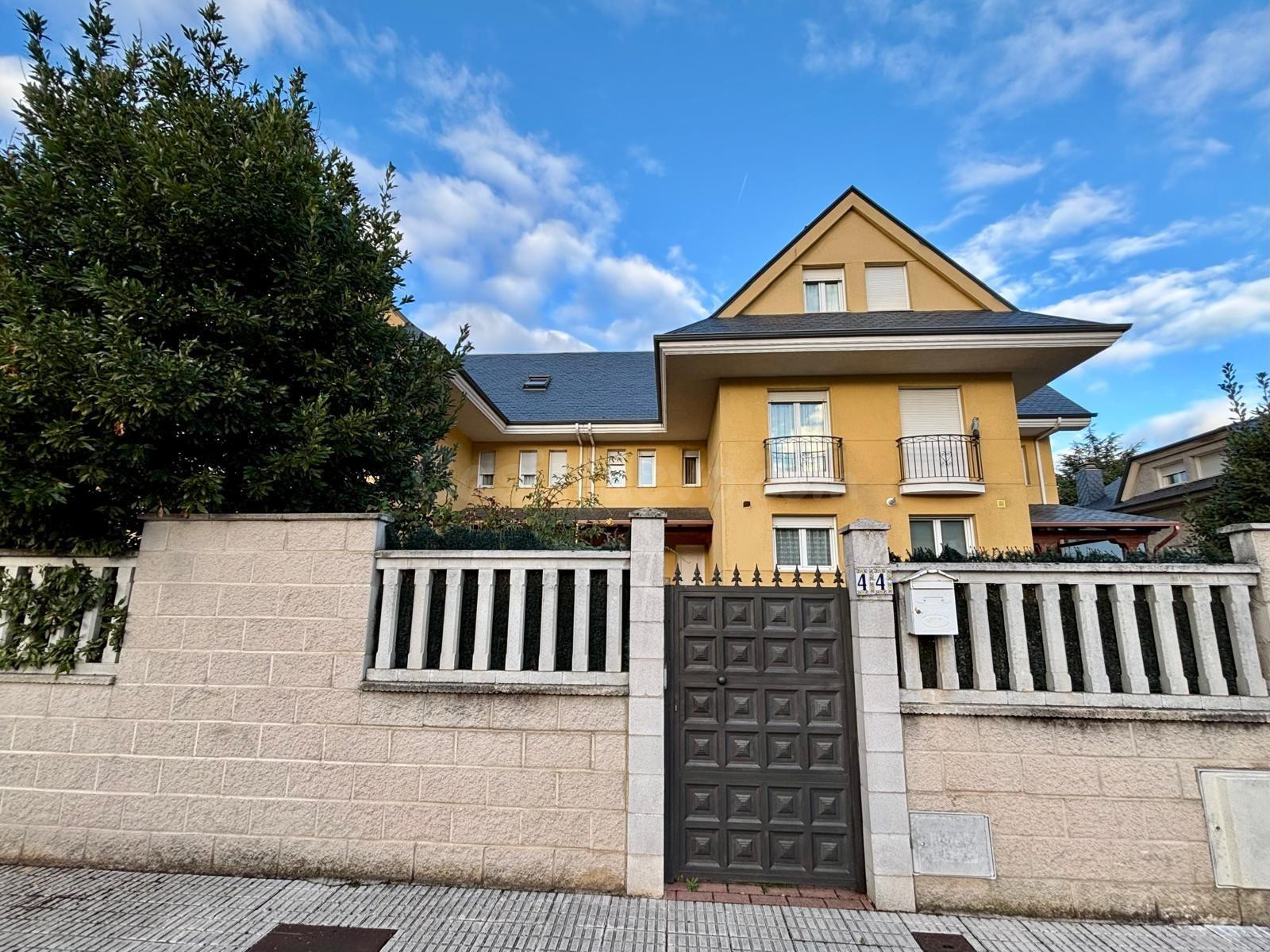 VENTA CHALET ADOSADO ZONA ALDAMA EN PONFERRADA - foto 2