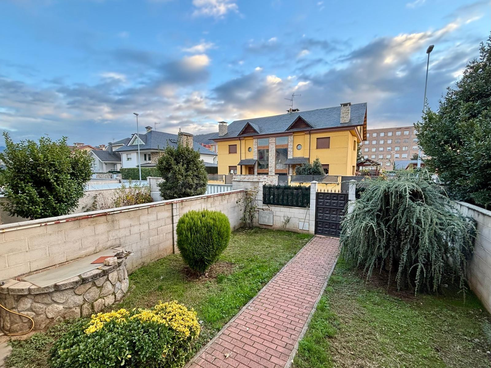 VENTA CHALET ADOSADO ZONA ALDAMA EN PONFERRADA - foto 3