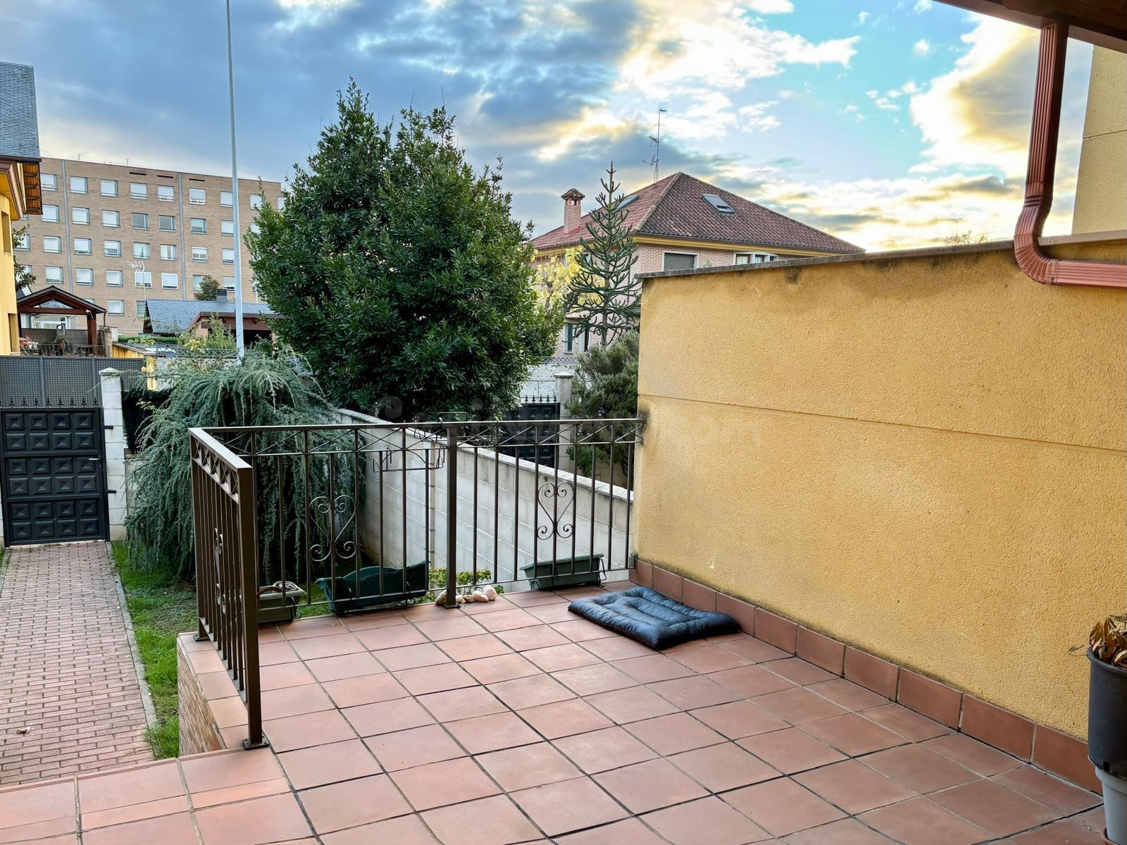 VENTA CHALET ADOSADO ZONA ALDAMA EN PONFERRADA - foto 4