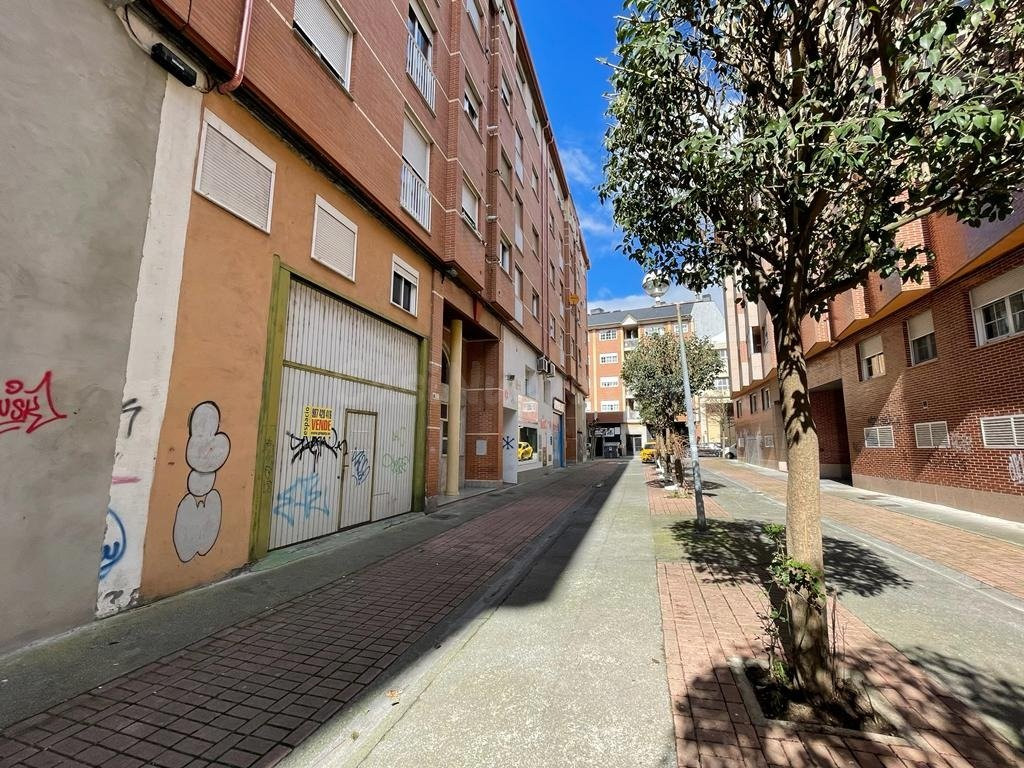 VENTA LOCAL COMERCIAL ZONA NAVALIEGOS EN PONFERRADA - foto 2
