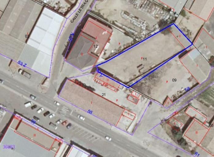 Venta solar urbano de uso industrial con almacén.