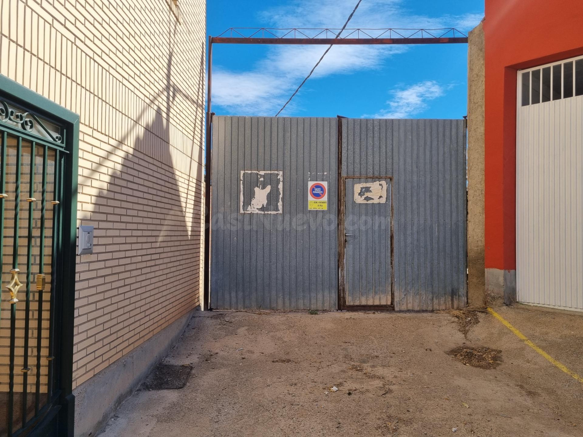 Venta solar urbano de uso industrial con almacén. - foto 3