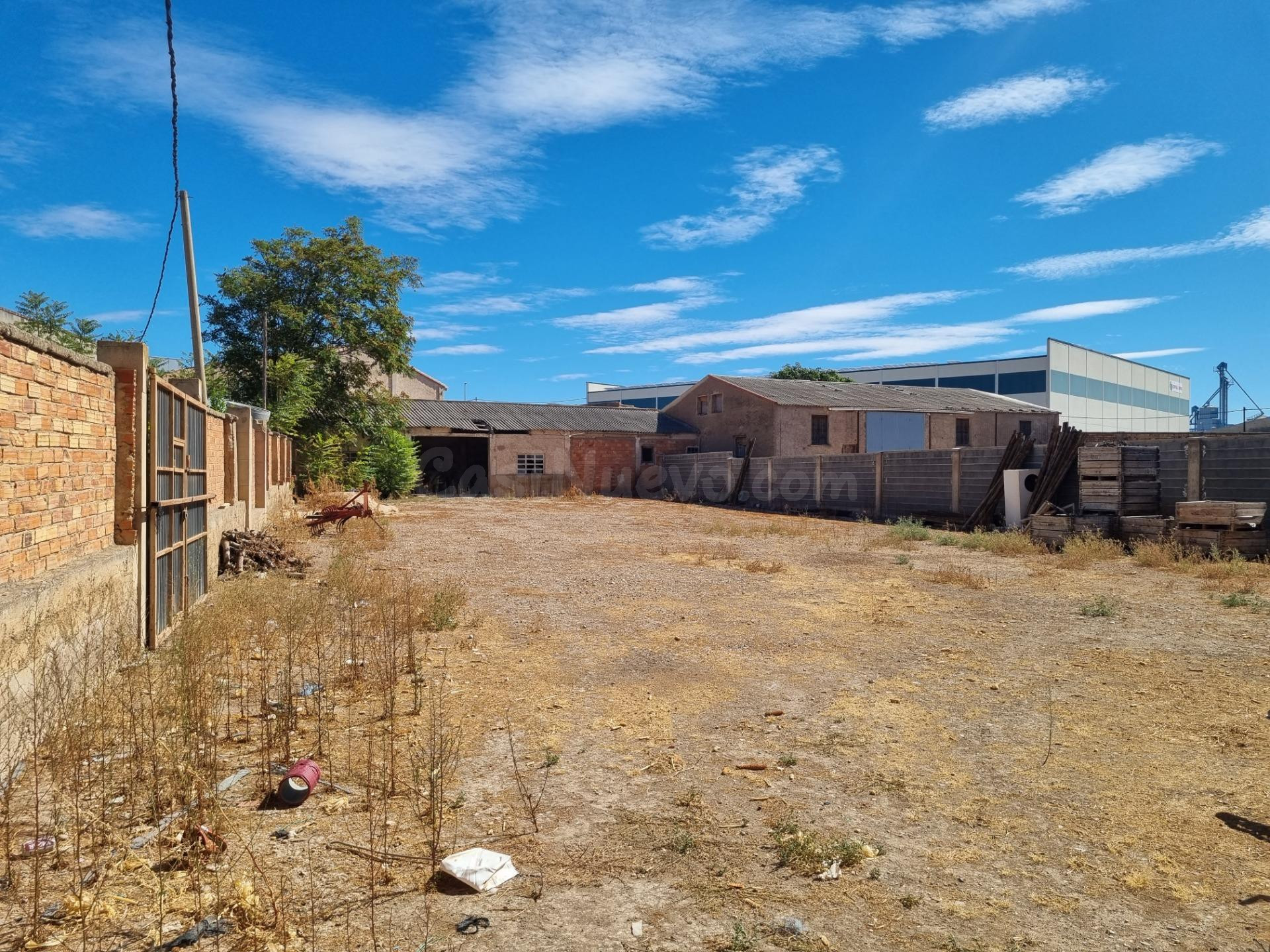 Venta solar urbano de uso industrial con almacén. - foto 4