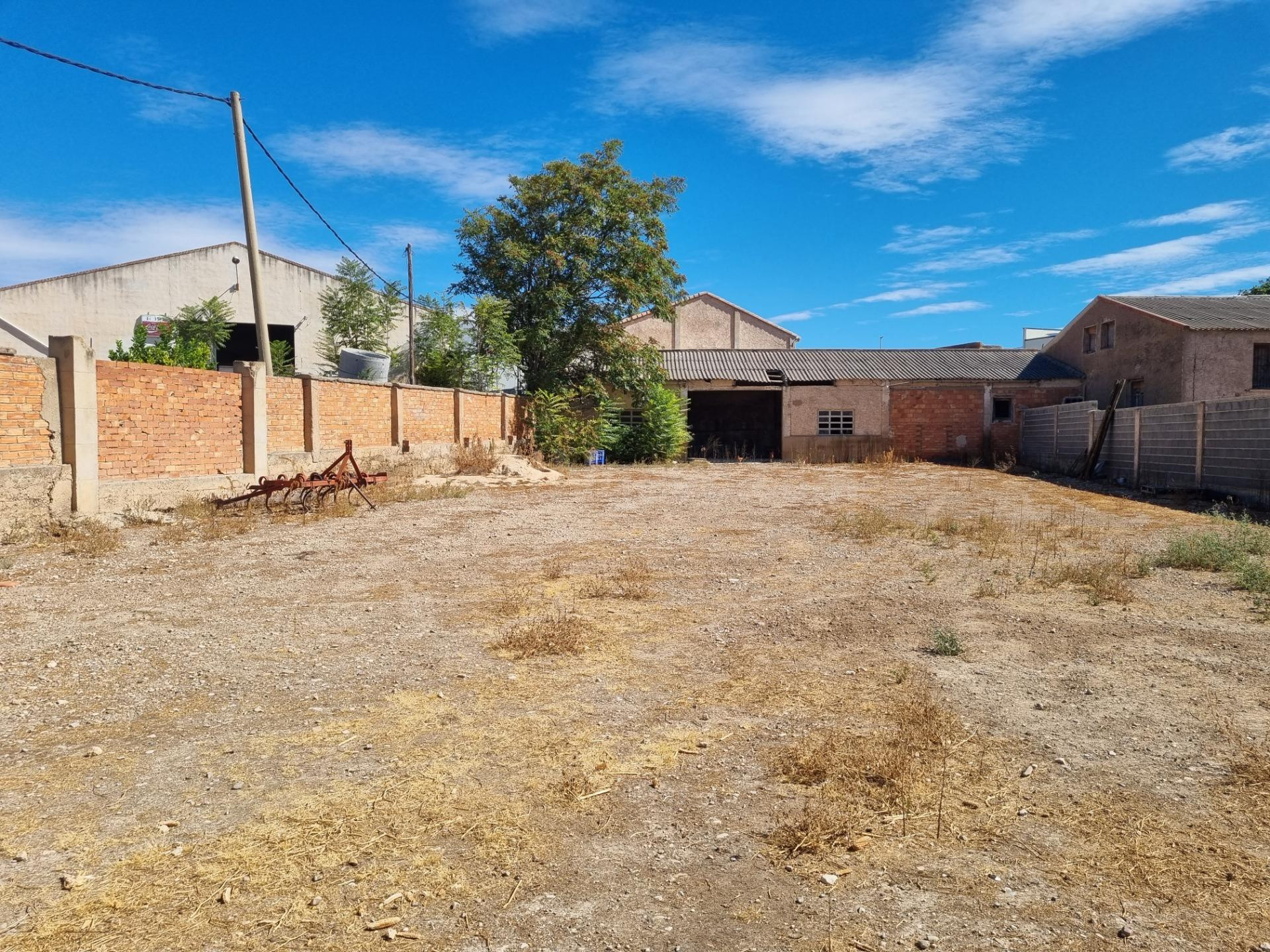 Venta solar urbano de uso industrial con almacén. - foto 5