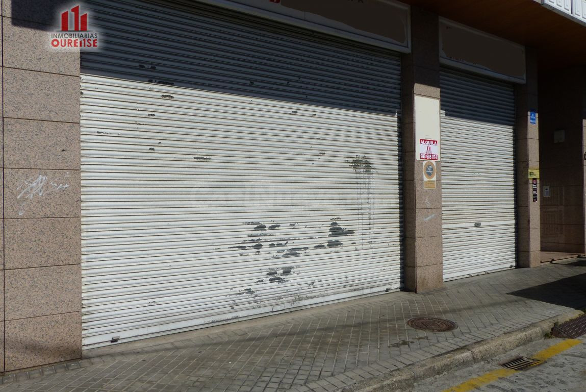 LOCAL COMERCIAL CON TRES PLAZAS DE GARAJE CON VADO