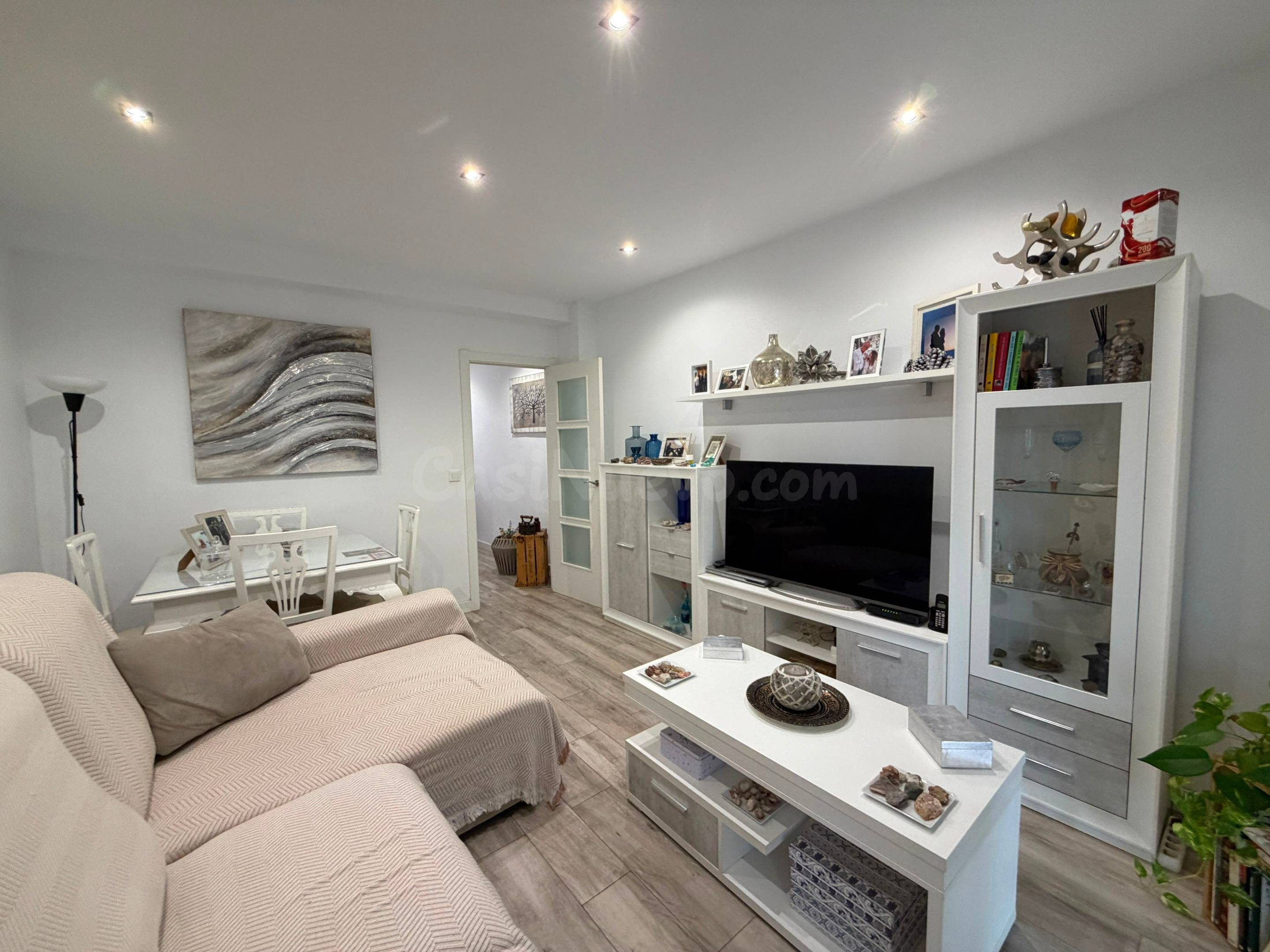 VENTA DE PISO REFORMADO CON 4 habitaciones Y 2 BAÑOS EN CARO
