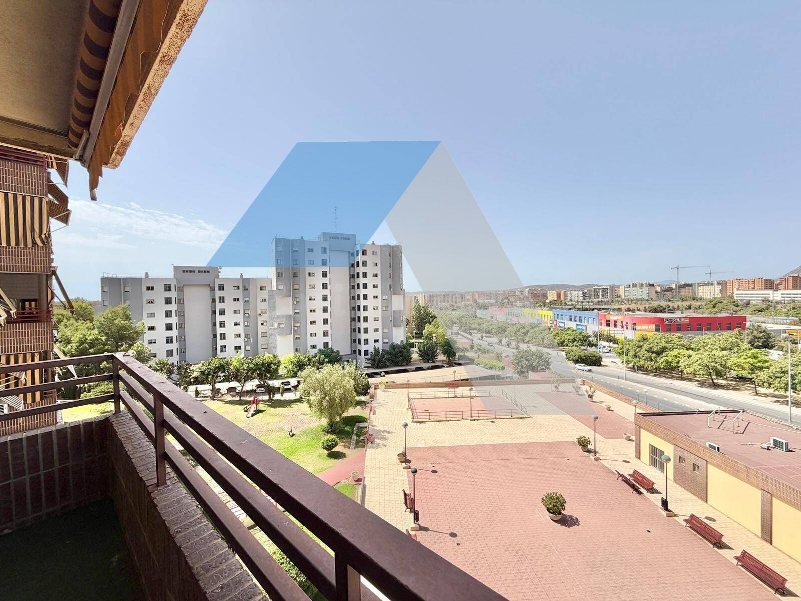 Vivienda de 4 habitaciones con piscina, zonas verdes y ampli
