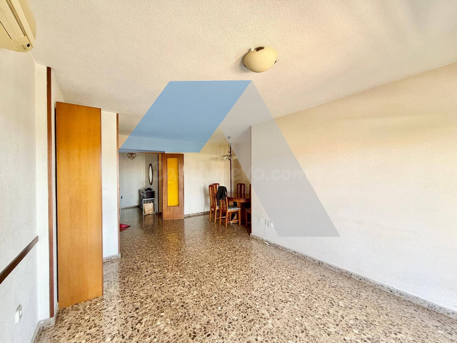 Vivienda de 4 habitaciones con piscina, zonas verdes y ampli - foto 2